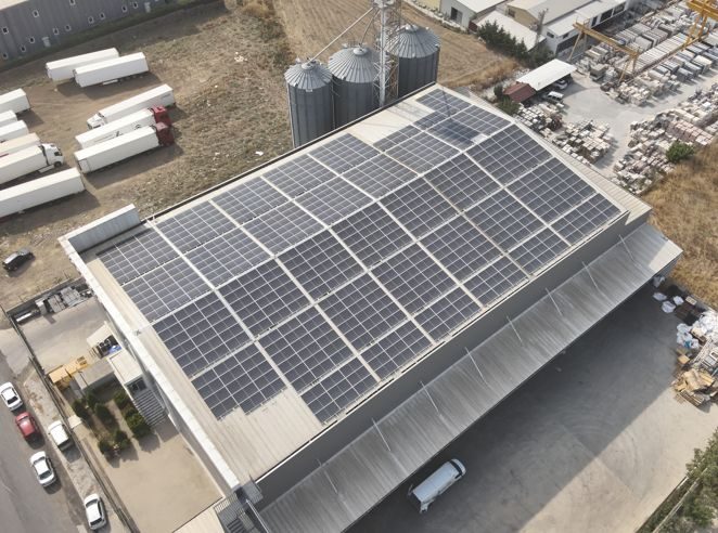 Fabrika çatısında GES